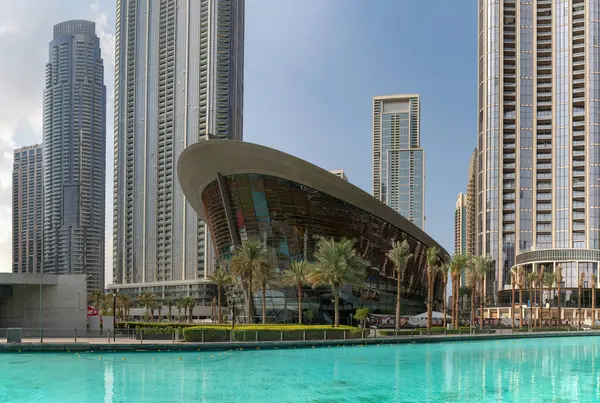 Uma Foto Ópera Dubai Vista Através Das Águas Azuis Lago Fotos De Bancos De Imagens