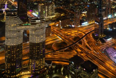 Adres Sky View Oteli 'nin, Al Safa Caddesi' nin ve Şeyh Zayed kavşağının gece çekilmiş bir fotoğrafı..