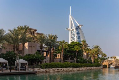 Souk Madinat Jumeirah ve Burj Al Arab Oteli 'nin bir resmi..