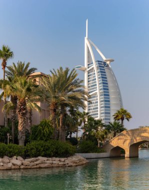 Souk Madinat Jumeirah ve Burj Al Arab Oteli 'nin bir resmi..