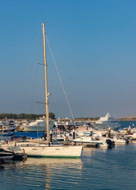 Abu Dabi Marina 'nın bir resmi..