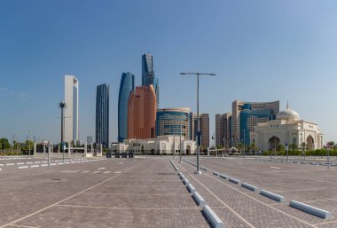 Etihad Kuleleri 'nin, Rotana Oteli' nin yanındaki Khalidiya Sarayı Rayhaan 'ın, Abu Dabi Ulusal Petrol Şirketi' nin ve yakınlardaki bir otoparkta görülen Qasr Al Watan Kapısının bir resmi..