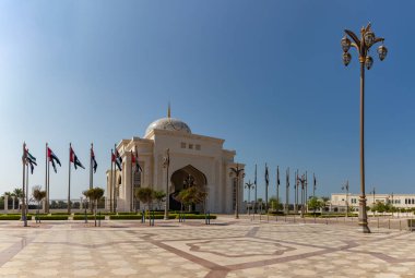 En uzak Qasr Al Watan kapısının fotoğrafı Birleşik Arap Emirlikleri bayraklarının yanındaydı..