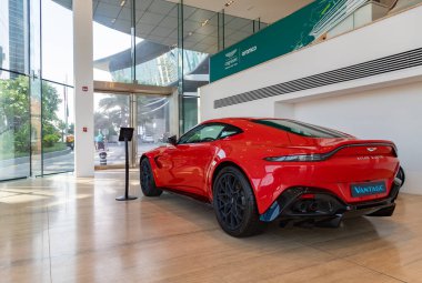 Kırmızı bir Aston Martin Vantage resmi..