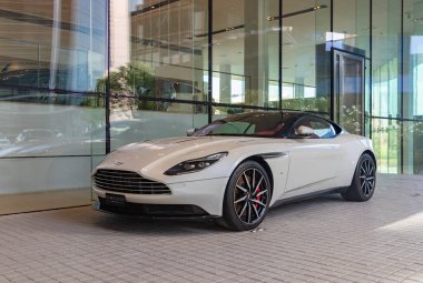 Beyaz bir Aston Martin DB11 resmi..