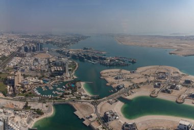 Abu Dabi 'nin güneybatısında birçok deniz kenarı gelişmesini gösteren bir fotoğraf..