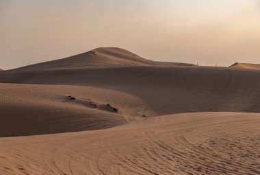 Abu Dabi 'nin dışındaki çöl manzarasının bir resmi..