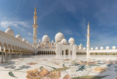 A picture of the Sahan Courtyard of the Sheikh Zayed Grand Mosque.
