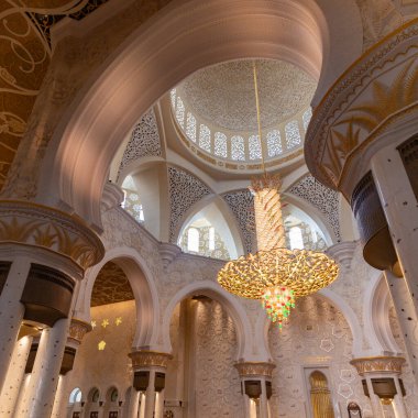 Şeyh Zayed Büyük Camii 'nin Ana Dua Salonu' nun bir resmi..