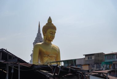 Wat Paknam Bhasicharoen Tapınağı 'ndaki büyük Buda heykelinin resmi..