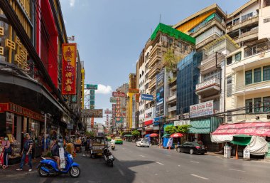 Bangkok 'un Çin Mahallesi' ndeki Yaowarat Yolu 'nun kalabalık bir resmi..