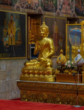 Wat Paknam Bhasicharoen Tapınağı 'ndaki altın Buda tapınağının resmi..