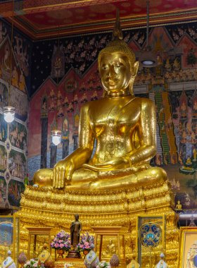 Wat Paknam Bhasicharoen Tapınağı 'ndaki altın Buda tapınağının resmi..