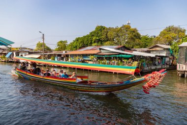 Bangkok 'ta uzun kuyruklu bir teknenin resmi..