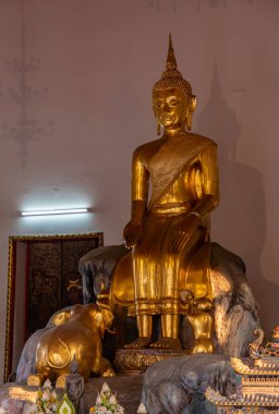 Wat Pho Tapınağı 'ndaki altın Buda heykelinin resmi..