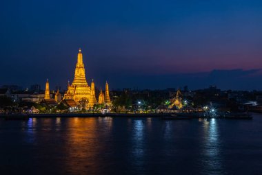 Gece vakti Wat Arun Tapınağı 'nın resmi..