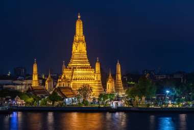 Gece vakti Wat Arun Tapınağı 'nın resmi..