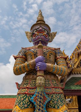 Bangkok Büyük Sarayı 'nda bir savaşçı heykeli resmi..