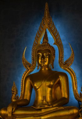 Wat Benchamabophit Dusitwanaram Tapınağı 'ndaki altın Buda heykelinin resmi..