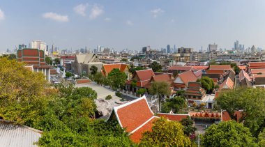 Bangkok 'un Pom Prap Sattru Phai bölgesinin çatılarının fotoğrafı..
