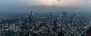 Günbatımında Güney Bangkok 'taki binaların panorama resmi..