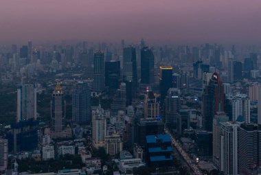Gün batımında Bangkok 'un Khlong Toei ilçesindeki binaların resmi..