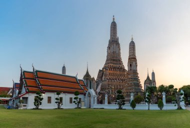 Gün batımında Wat Arun Tapınağı 'nın bir resmi..