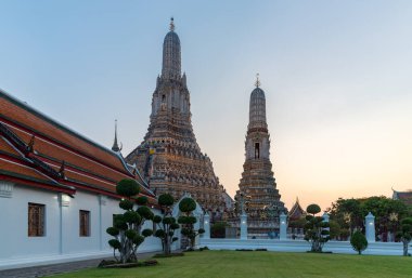 Gün batımında Wat Arun Tapınağı 'nın bir resmi..