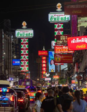 Bangkok 'un Çin Mahallesi' ndeki kalabalık Yaowarat Yolu 'nun bir resmi..