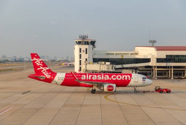 Taksicilik yaparken çekilmiş bir AirAsia uçağı resmi..