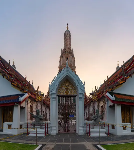 stock image A picture of the Wat Arun Temple, at sunset.