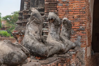 Wat Chaiwatthanaram Tapınağındaki bazı heykellerin resmi..