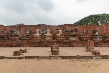 Wat Chaiwatthanaram Tapınağındaki bazı heykellerin resmi..