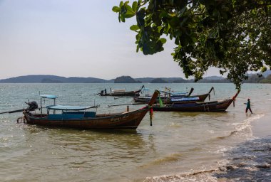 NopPharat Thara Plajı 'ndaki uzun kuyruklu teknelerin resmi, Ao Nang..