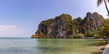 Railay Sahili 'nin doğu sahili, Ao Nang' ın bir resmi..