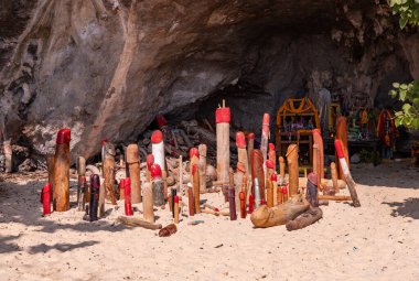 Phra Nang Sahili yakınlarındaki Prenses Mağarası 'ndaki fallik cisimlerin resmi..