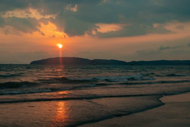Gün batımında Ao Nang Sahili 'nin bir resmi..