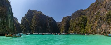 Ko Phi Phi Lee Adası 'ndaki Pi Leh Körfezi' nin panorama resmi..