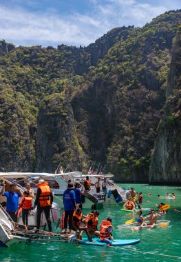 Pi Leh Körfezi 'ndeki Ko Phi Phi Lee Adası' ndaki tekne turlarının resmi..