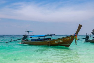 Maymun Körfezi 'ndeki Ko Phi Phi Don Adası' ndaki uzun kuyruklu bir teknenin resmi..