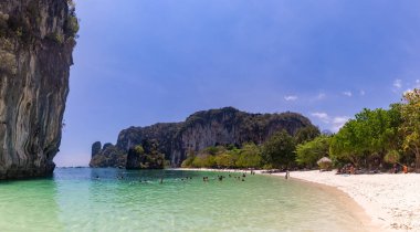 Koh Hong Adası Sahili 'nin bir resmi, bir sürü insan yüzüyor..