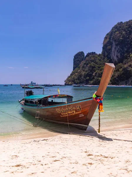 Koh Hong Adası Sahili 'nde uzun kuyruklu bir teknenin resmi..