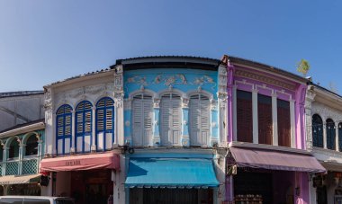 Phuket Eski Kasabası 'ndaki renkli Portekiz mimarisinin bir resmi..