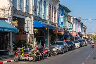 Phuket Eski Kasabası 'ndaki renkli Portekiz mimarisinin bir resmi..