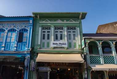 Phuket Eski Kasabası 'ndaki renkli Portekiz mimarisinin bir resmi..