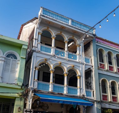 Phuket Eski Kasabası 'ndaki renkli Portekiz mimarisinin bir resmi..
