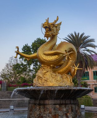 Phuket Eski Kasabası 'ndaki Kraliçe Sirikit Parkı' ndaki Hai Leng Ong Altın Ejder Anıtı 'nın resmi..
