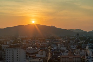Gün batımında Phuket kasabasının bir resmi..
