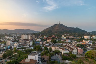 Kuzey Phuket 'in günbatımındaki fotoğrafı, Maymun Tepesi Bakış açısı en sağda..
