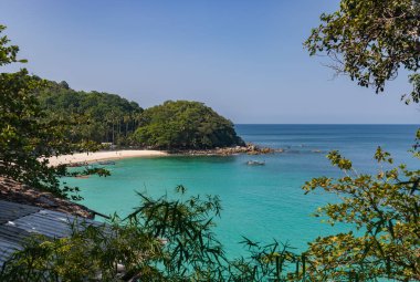 Phuket 'teki Özgürlük Sahili' nin bir resmi, tepeden görüldüğü gibi..